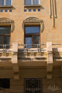 Vul. Bohomoltsia, 8. A fragment of the main facade with 2nd floor balcony