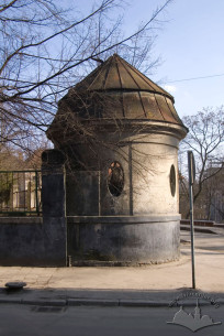 Vul. Kotliarevskoho, 67. A rotunda on the premises