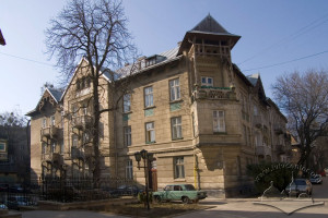 Вул. Генерала Чупринки, 11a – житловий будинок