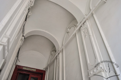 Vul. Henerala Chuprynky. 9. Vaults and Neobaroque plasterwork of the entrywat