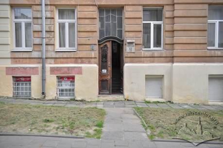 Vul. Henerala Chuprynky. 9. The main entrance