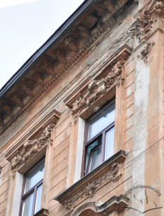 Vul. Henerala Chuprynky. 9. 3rd floor window and entablature detail