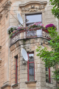 Vul. Henerala Chuprynky. 9. Bay window on the building's corner