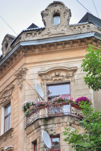 Vul. Henerala Chuprynky. 9. The building's corner