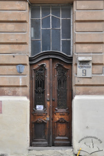 Vul. Henerala Chuprynky. 9. The main entrance with authentic doors
