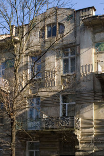Vul. Bohuna, 5. Central part of the main facade