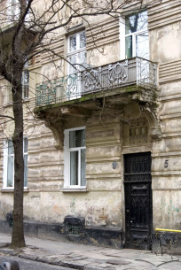 Vul. Bohuna, 5. A part of the facade with the main entrance