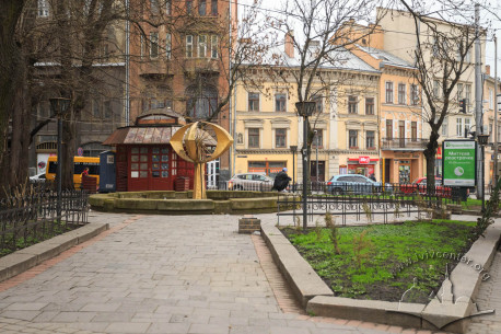 Фонтан на пл. Галицькій. Вигляд зі сходу у бік вул. Князя Романа