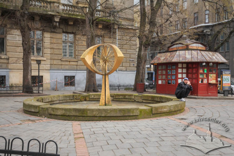 Фонтан на пл. Галицькій. На тлі – будинок корпусу №19 Львівської політехніки (вул. Князя Романа, 1-3)