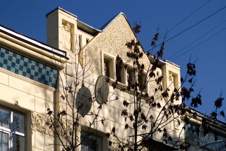 Vul. Bohuna, 7. An attic above the central part of the facade