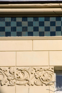 Vul. Bohuna, 7. A fragment of the top of the facade with a ceramic tile frieze