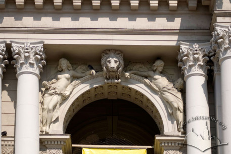 Prosp. Svobody, 28. Sculptural decor fragment on the main facade