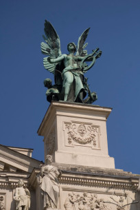 Prosp. Svobody, 28. The Music statue by sculptor Petro Viytovych