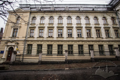 Вул. Грушевського, 5. Ліва частина головного фасаду, що відступає вглиб ділянки, з лівого її краю – головний вхід