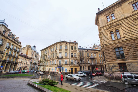 Вигляд пл. Генерала Григоренка з її північно-східного кута. Справа – фрагмент будинку інститут фізкультури, у центрі фото – будинок на пл. Григоренка, 1а
