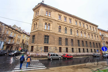 Вул. Костюшка, 11. Північний фасад будинку з боку пл. Григоренка