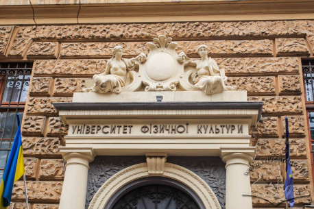 Вул. Костюшка, 11. Декор над вхідним порталом