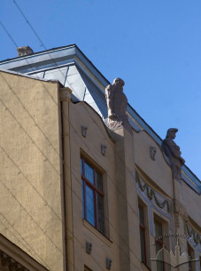 Вул. Коперника, 3. Фрагмент 5-го поверху і аттику.