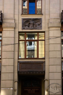 Вул. Коперника, 3. Вікно і рельєф над головним порталом