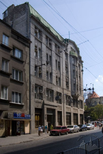 Вул.Гнатюка, 2. Вид на бічний фасад будинку. На дальньому плані — кол. костел Єзуїтів
