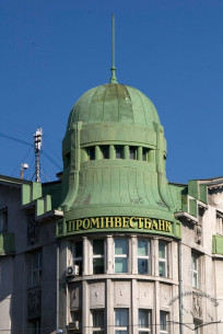 Вул.Гнатюка, 2. Дахове завершення над наріжником будинку