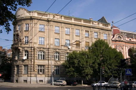 Вул. Листопадового чину, 8. Південно-східний фасад, вигляд з вул. Університетської