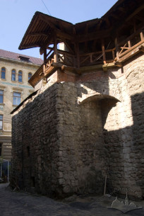 Вул. Підвальна, 5. Фрагмент колишньої вежі линників (канатників) при північно-західному куті будинку арсеналу, вигляд з півдня, з вул. Арсенальної