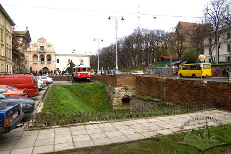 Вул. Підвальна. Вигляд з півдня. На дальньому плані справа - кол. Королівський арсенал, справа - Порохова вежа
