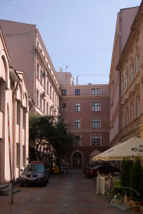 Просп. Свободи, 13. Вигляд будинку з провулку Крива Липа