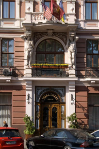 Просп. Свободи, 13. Фрагмент центральної частини фасаду з головним порталом