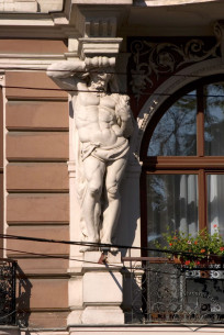 Просп. Свободи, 13. Скульптура одного з атлантів, що підтримують балкон ІІІ-го пов.
