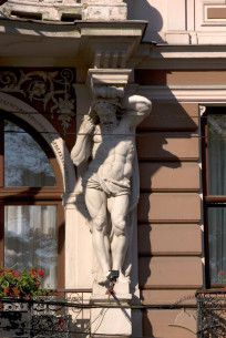 Просп. Свободи, 13. Скульптура одного з атлантів, що підтримують балкон ІІІ-го пов.