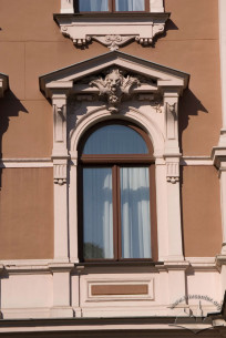 Просп. Свободи, 13. Вікно ІІІ-го поверху