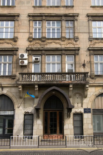 Пл. Соборна, 7. Головний вхід до будинку