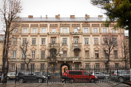 Vul. Stefanyka, 11. The building's main facade