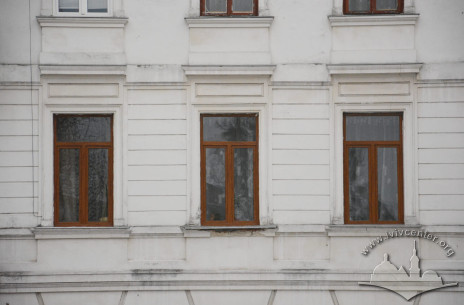 Vul. Stefanyka, 11. Second floor windows on the rear facade
