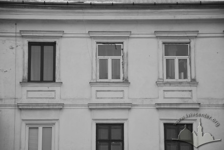 Vul. Stefanyka, 11. Fourth floor windows on the rear facade