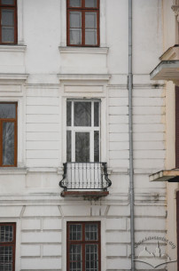 Vul. Stefanyka, 11. A self-made balcony replacing a window