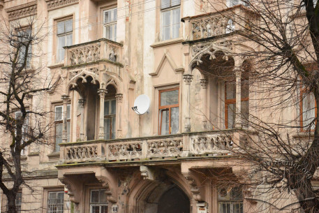 Vul. Stefanyka, 11. Balconies of the main facade