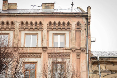 Vul. Stefanyka, 11. Part of the main facade's termination