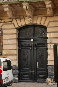 Vul. Krushelnytskoyi, 1. The main entrance with authentic Neo-Baroque woodwork and metalwork