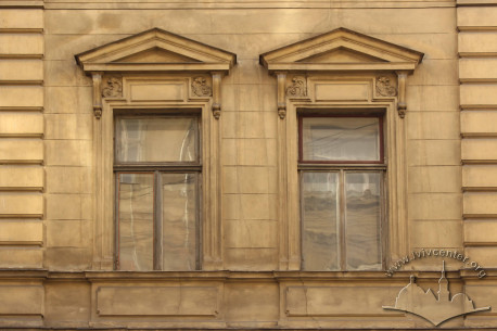 Vul. Krushelnytskoyi, 1. 2nd floor windows
