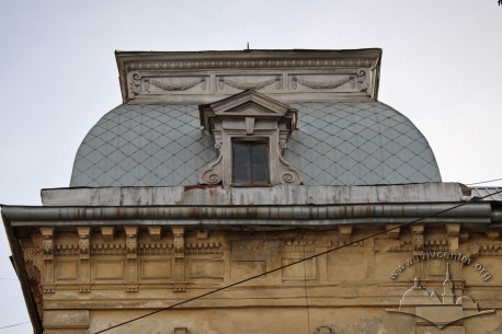 Vul. Krushelnytskoyi, 1. The mansard roof above the corner of the building