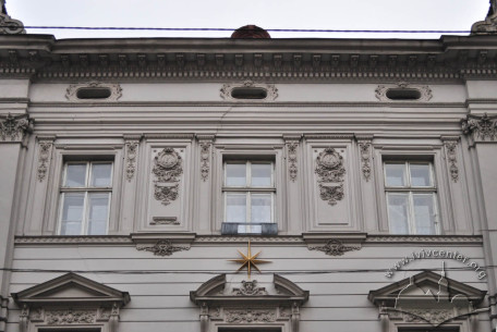 Вул. Коперника, 1. Вікна 3-го поверху