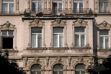 Просп. Шевченка, 26. Фрагмент фасаду в рівні ІІ-IV-го поверхів.