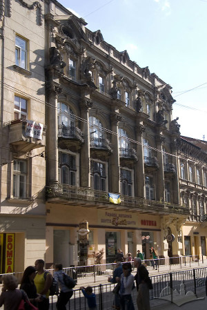 Вул. Дорошенка, 19 – житловий будинок
