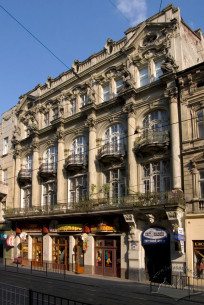 Вул. Дорошенка, 19. Головний фасад