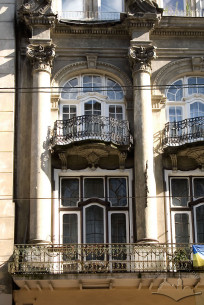 Вул. Дорошенка, 19. Фрагмент фасаду (2-3-ій поверхи)