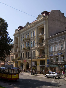 Просп. Свободи, 35. Вигляд з північного сходу