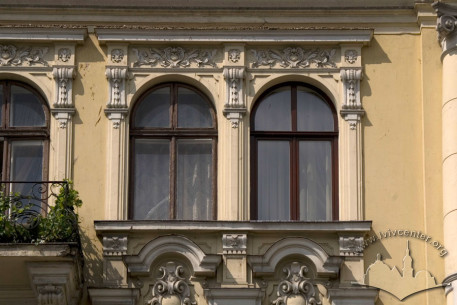 Просп. Свободи, 35. Вікна IV-го пов.